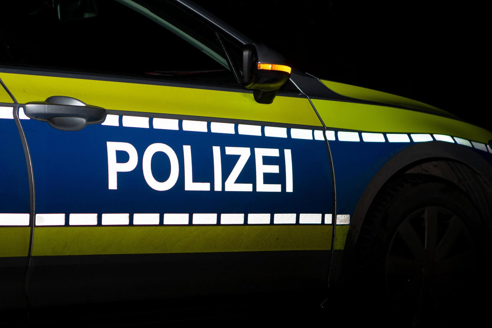 Ein Streifenwagen der Polizei mit Schriftzug (Symbolbild): Die 16-jährige Anna-Lena A. aus der saarländischen Stadt Saarlouis wird seit Dienstag vermisst.