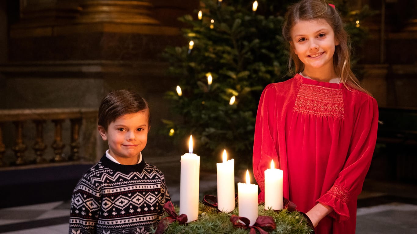 Prinz Oscar und Prinzessin Estelle: Die beiden Miniroyals sorgen im Weihnachtsvideo des schwedischen Königshauses für Begeisterung.