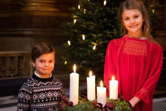 Prinz Oscar und Prinzessin Estelle: Die beiden Miniroyals sorgen im Weihnachtsvideo des schwedischen Königshauses für Begeisterung.