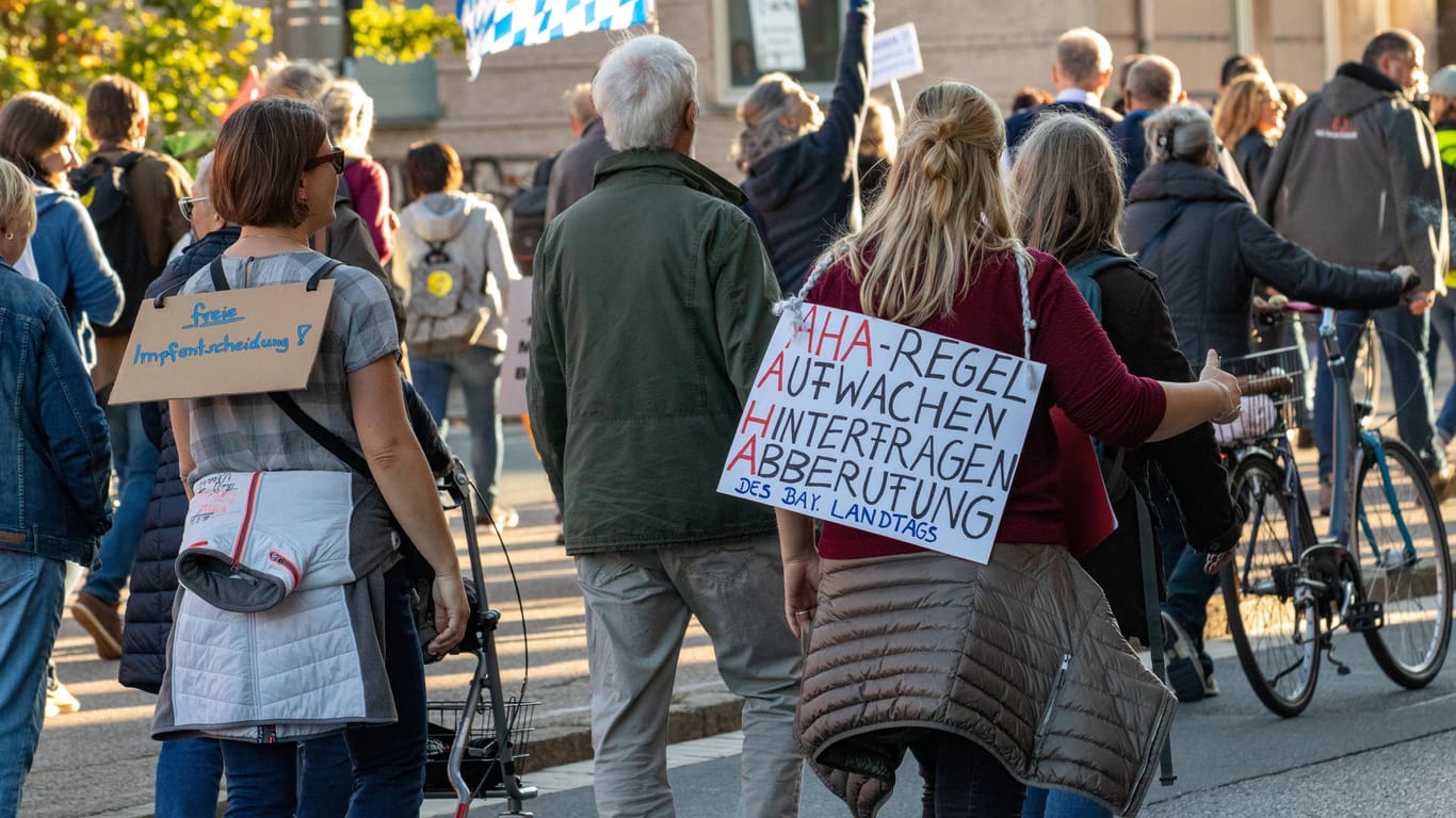 Teilnehmer einer Querdenken-Demo in Nürnberg (Symbolbild): In Nürnberg demonstrieren heute tausende Gegner der Corona-Maßnahmen von Bund und Ländern.