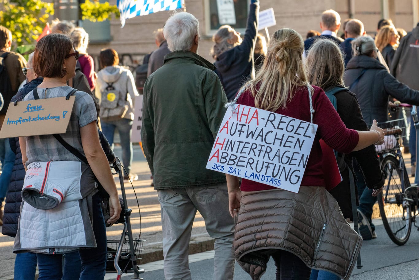 Teilnehmer einer Querdenken-Demo in Nürnberg (Symbolbild): In Nürnberg demonstrieren heute tausende Gegner der Corona-Maßnahmen von Bund und Ländern.
