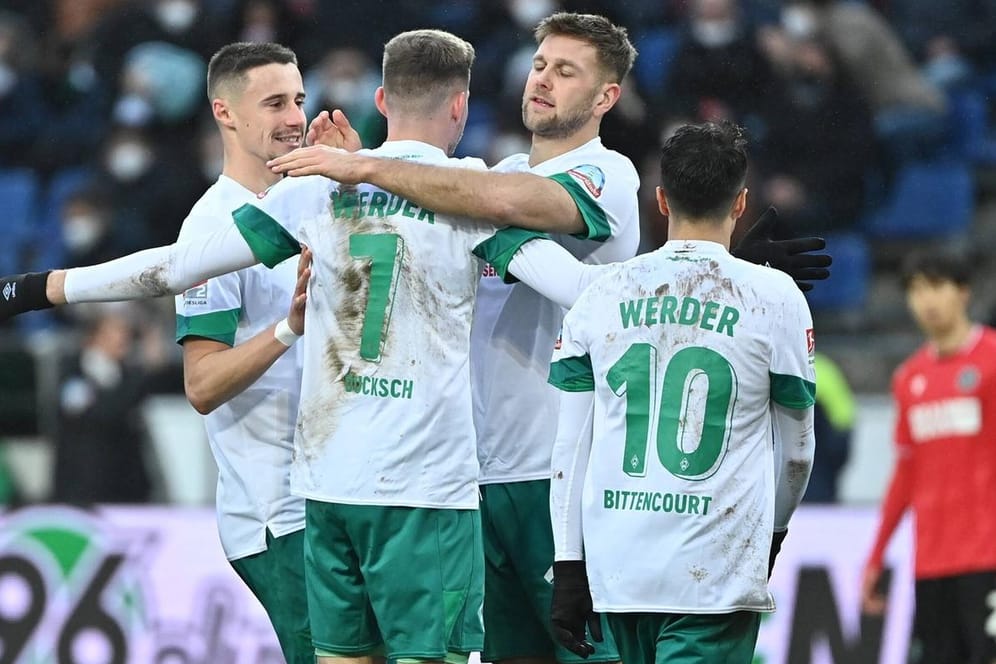 Werders Spieler feiern Torschütze Marvin Ducksch (m.): Der Ex-Hannoveraner traf zum 2:1.