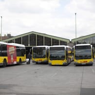 BVG-Busse stehen auf dem Betriebshof in der Müllerstraße (Archivbild): Hier können sich Berlinerinnen und Berliner am 22. Dezember eine Corona-Impfung abholen.