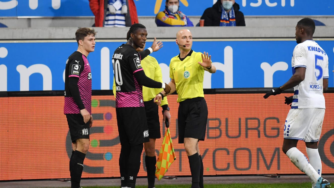 Aaron Opoku (li.): Der Osnabrücker Profi zeigt auf die Tribünen, nachdem er rassistisch beleidigt wurde.