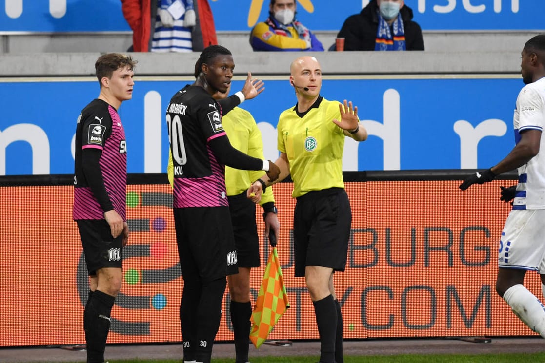 Aaron Opoku (li.): Der Osnabrücker Profi zeigt auf die Tribünen, nachdem er rassistisch beleidigt wurde.