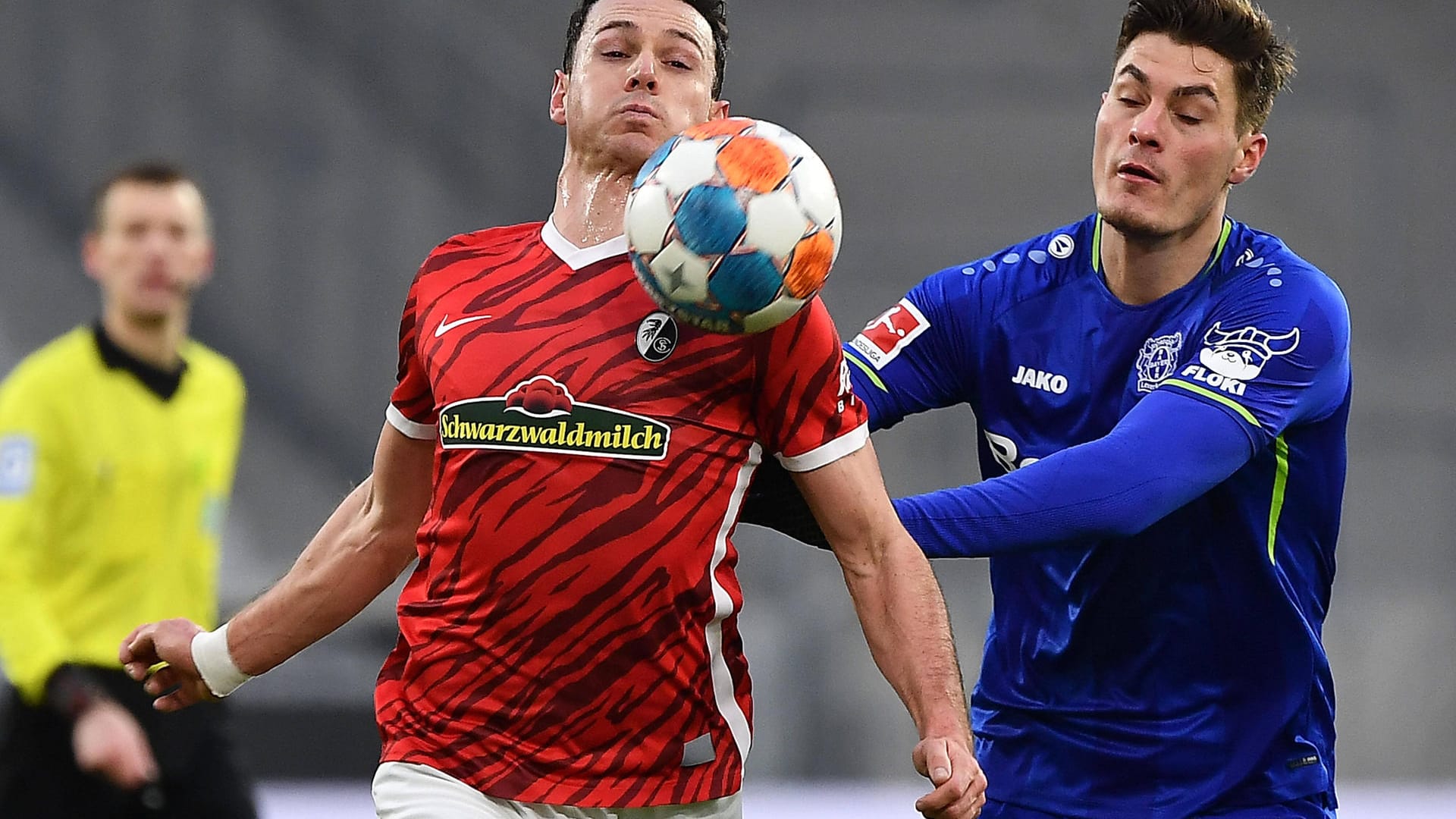 Freiburgs Nicolas Hoefler (l.) im Duell mit Patrick Schick: Es war die Partie zweier Bundesliga-Topmannschaften. Freiburgs Nicolas Hoefler (l.) im Duell mit Patrick Schick: Es war die Partie zweier Bundesliga-Topmannschaften.