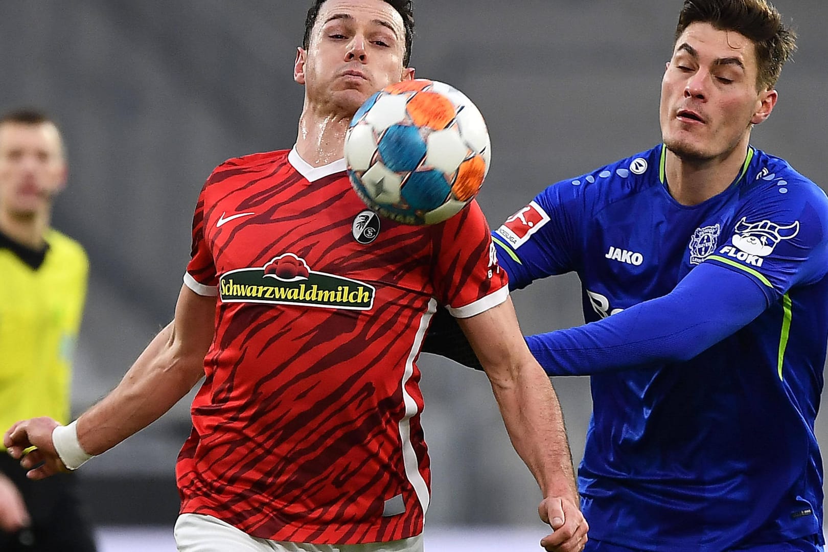 Freiburgs Nicolas Hoefler (l.) im Duell mit Patrick Schick: Es war die Partie zweier Bundesliga-Topmannschaften.