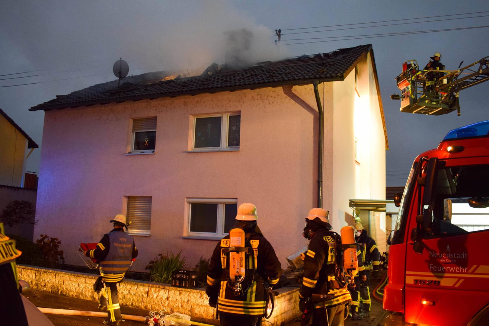 Feuerwehr im Einsatz (Archiv): Wer löscht Brände, sollten viele Feuerwehrleute krank sein?