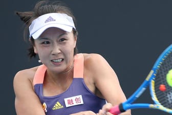 Neue Aufnahmen sollen die als verschollen geltende frühere Wimbledonsieger Peng Shuai in China zeigen.
