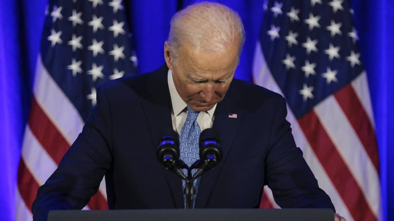 US-Präsident Joe Biden: Sein großes Sozial- und Klimapaket droht im Senat an einem Abweichler aus der eigenen Partei zu scheitern.