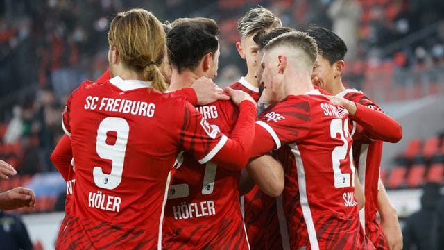 Der SC Freiburg schliesst das Jahr 2021 mit einem 2:1-Heimsieg gegen Bayer Leverkusen ab. Der SC Freiburg schliesst das Jahr 2021 mit einem 2:1-Heimsieg gegen Bayer Leverkusen ab.