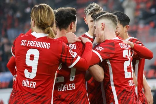 Der SC Freiburg schliesst das Jahr 2021 mit einem 2:1-Heimsieg gegen Bayer Leverkusen ab.