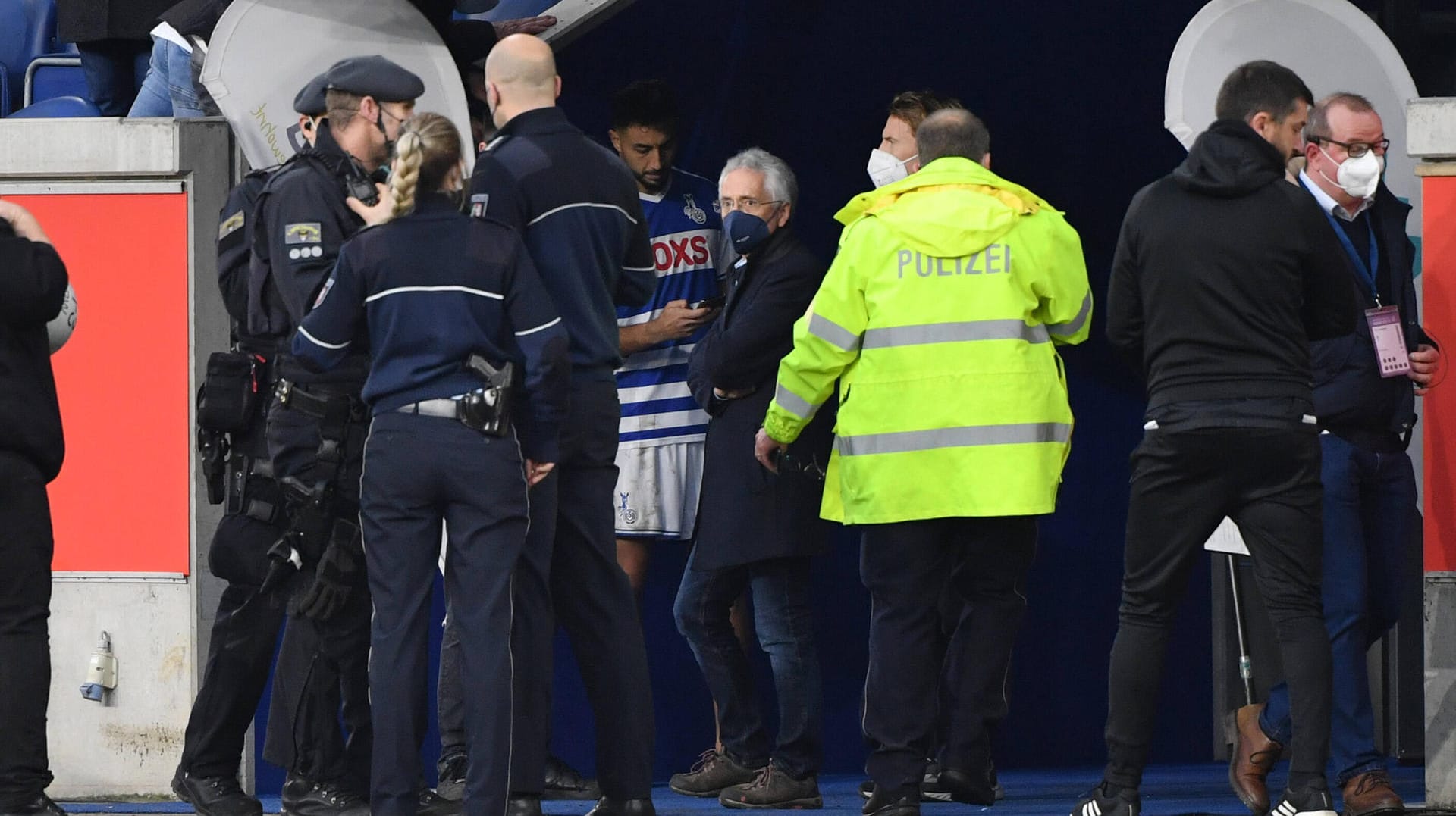 Polizei und Ordner im Stadioninnenraum: Eines der vielen Bilder aus dem Duisburger Stadion.