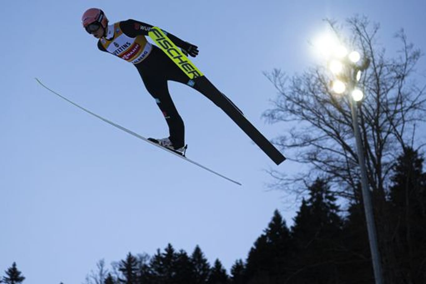 Der Gesamtweltcupführende kam beim Weltcup in Engelberg auf Weiten von 135 und 131,5 Meter und damit auf den zweiten Platz.