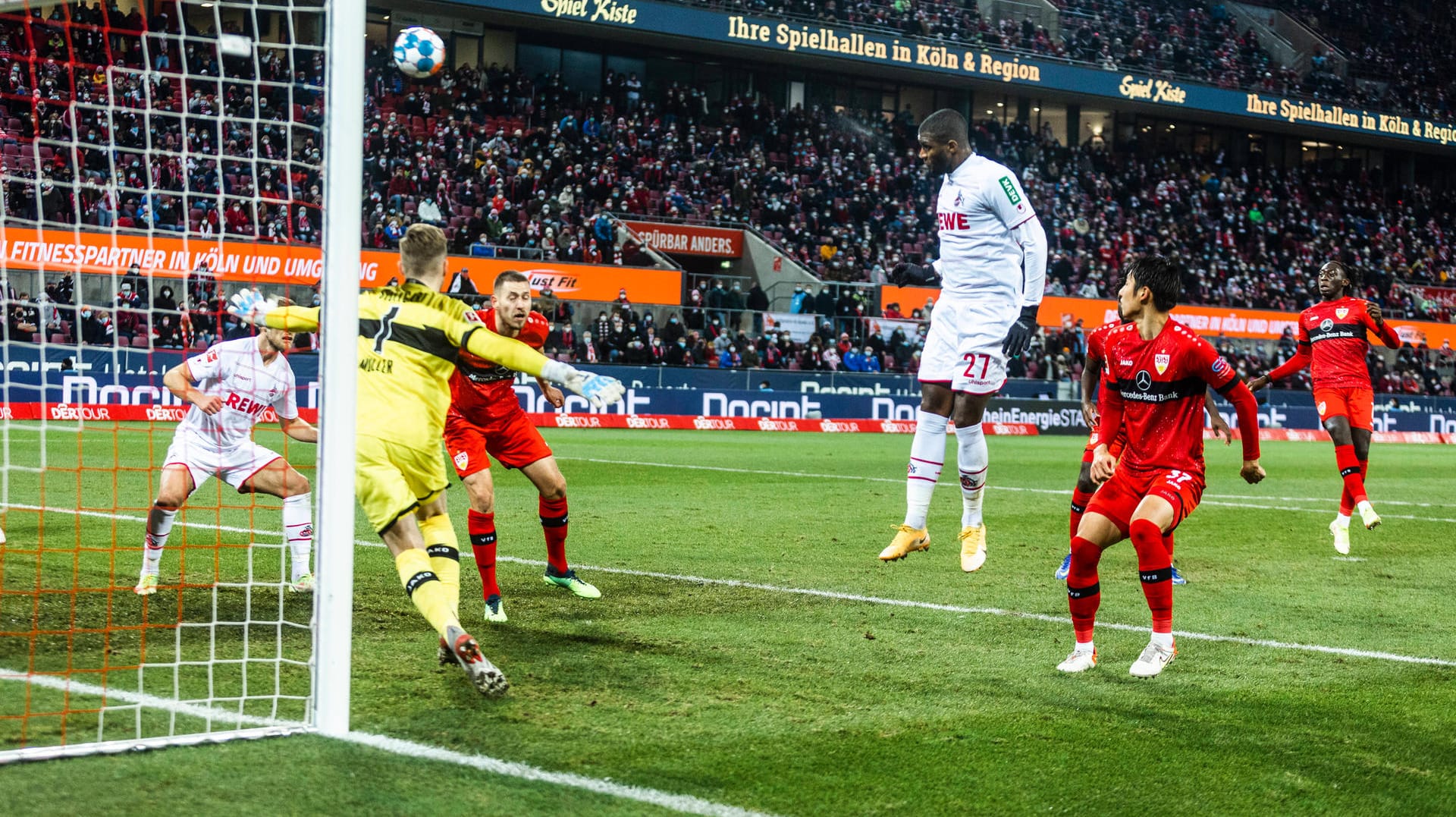 Das Tor: Kölns Anthony Modeste köpft kurz dem Ende gegen Stuttgart ein.