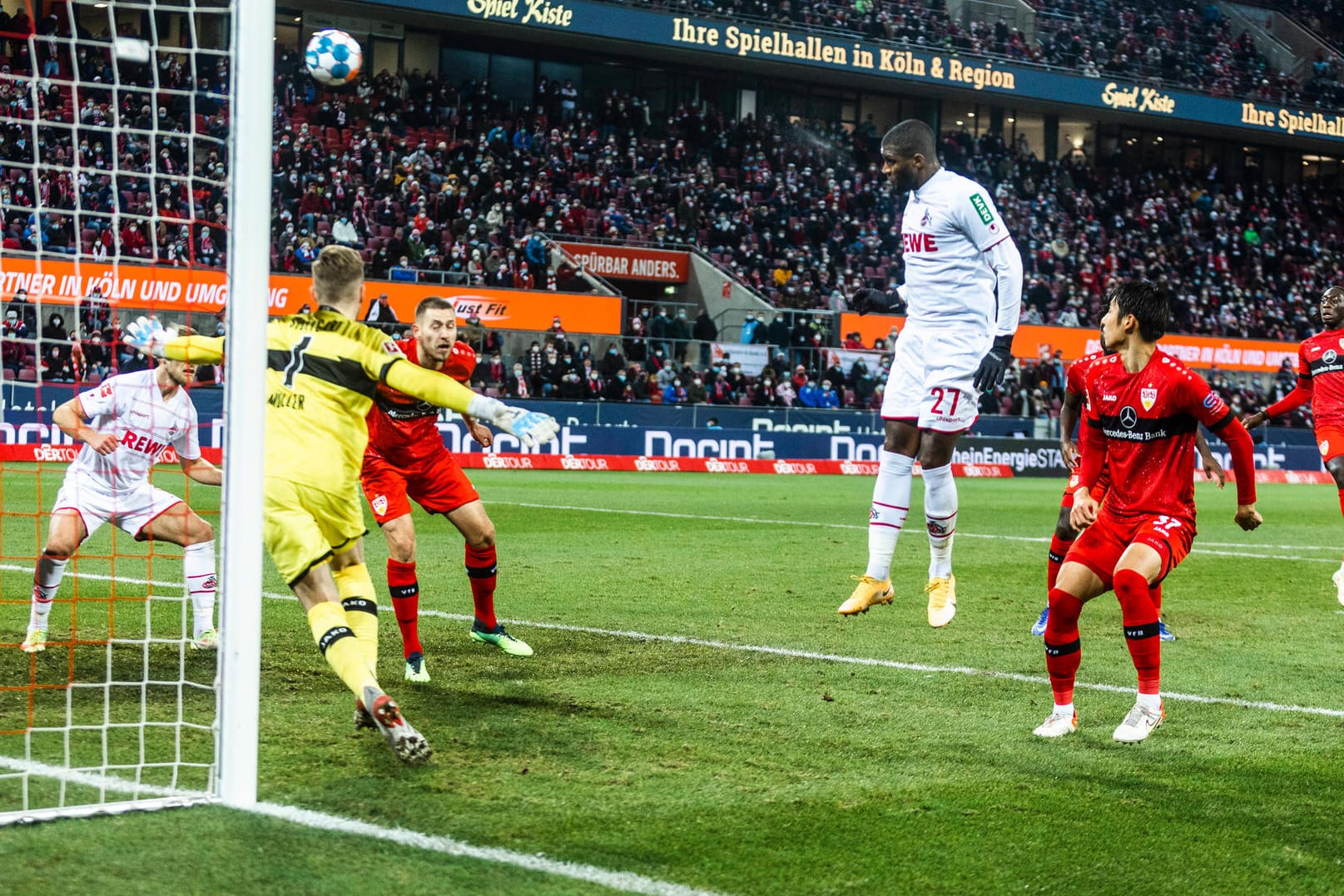 Das Tor: Kölns Anthony Modeste köpft kurz dem Ende gegen Stuttgart ein.