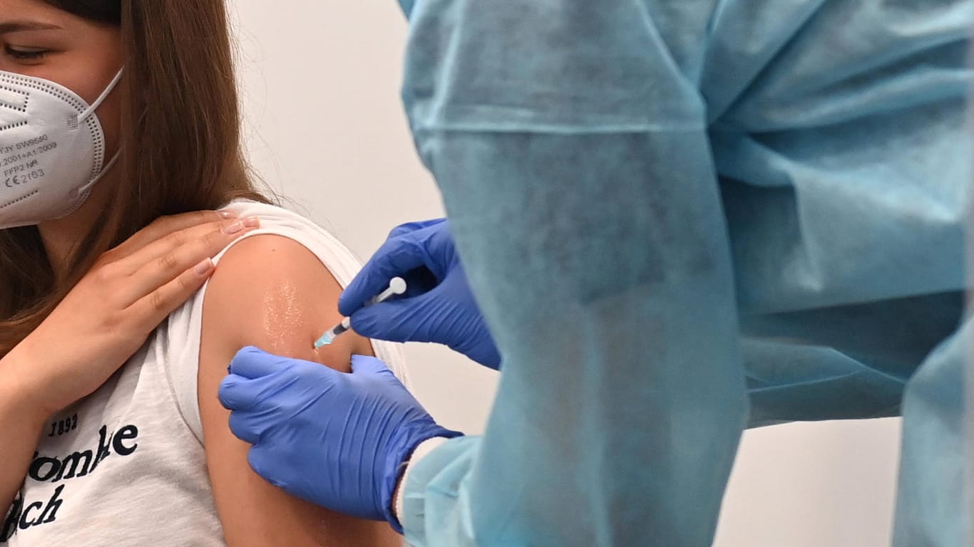Ein Mädchen wird in München gegen Corona geimpft (Archivbild): In Olpe bekamen einige Kinder wohl den falschen Impfstoff.