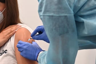Ein Mädchen wird in München gegen Corona geimpft (Archivbild): In Olpe bekamen einige Kinder wohl den falschen Impfstoff.