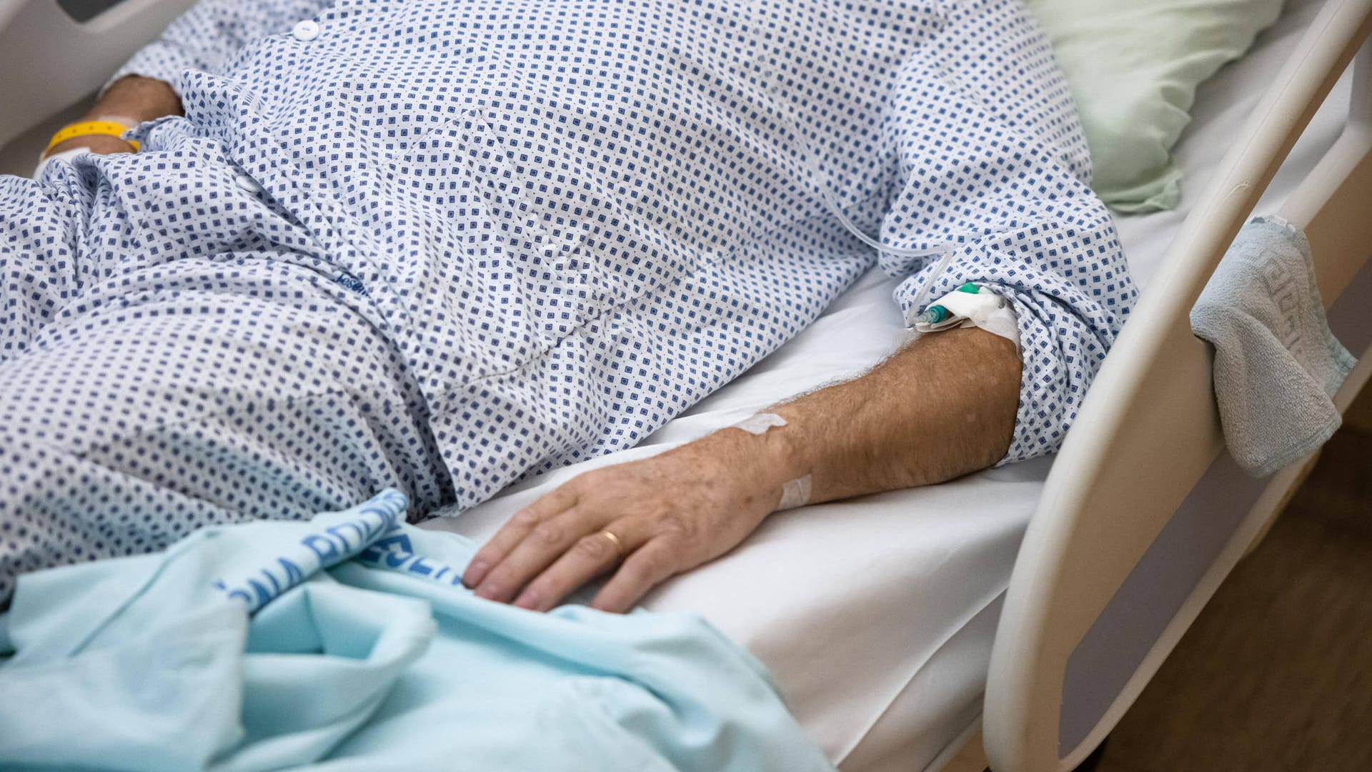 Ein Patient liegt in einem Krankenbett (Symbolbild): Der Familienvater verstarb drei Tage nach der wirkungslosen Lichttherapie. Ein Patient liegt in einem Krankenbett (Symbolbild): Der Familienvater verstarb drei Tage nach der wirkungslosen Lichttherapie.