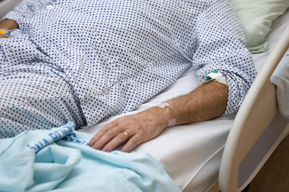 Ein Corona-Patient liegt in einem Krankenbett (Symbolbild): Einige mit Omikron Infizierte berichten von heftigem Nachtschweiß.