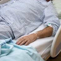 Ein Corona-Patient liegt in einem Krankenbett (Symbolbild): Einige mit Omikron Infizierte berichten von heftigem Nachtschweiß.