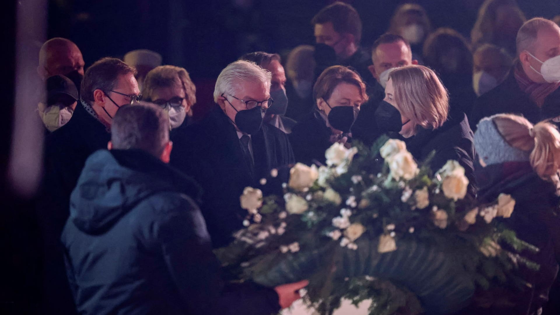 Der Regierende Bürgermeister Michael Müller, Bundespräsident Frank-Walter Steinmeier und seine Frau Elke Büdenbender bei der Gedenkveranstaltung zum Anschlag auf den Weihnachtsmarkt. Der Regierende Bürgermeister Michael Müller, Bundespräsident Frank-Walter Steinmeier und seine Frau Elke Büdenbender bei der Gedenkveranstaltung zum Anschlag auf den Weihnachtsmarkt.