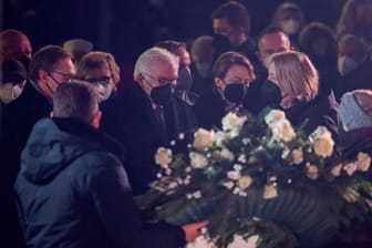 Der Regierende Bürgermeister Michael Müller, Bundespräsident Frank-Walter Steinmeier und seine Frau Elke Büdenbender bei der Gedenkveranstaltung zum Anschlag auf den Weihnachtsmarkt.