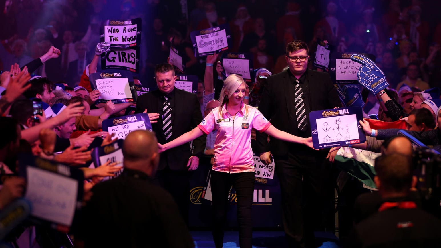 Beim Einzug wurde Fallon Sherrock wie ein Star gefeiert: Die Darts-Spielerin verlor aber ihr Auftaktmatch.