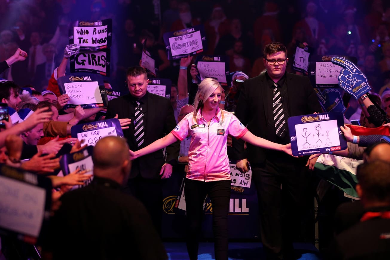 Beim Einzug wurde Fallon Sherrock wie ein Star gefeiert: Die Darts-Spielerin verlor aber ihr Auftaktmatch.