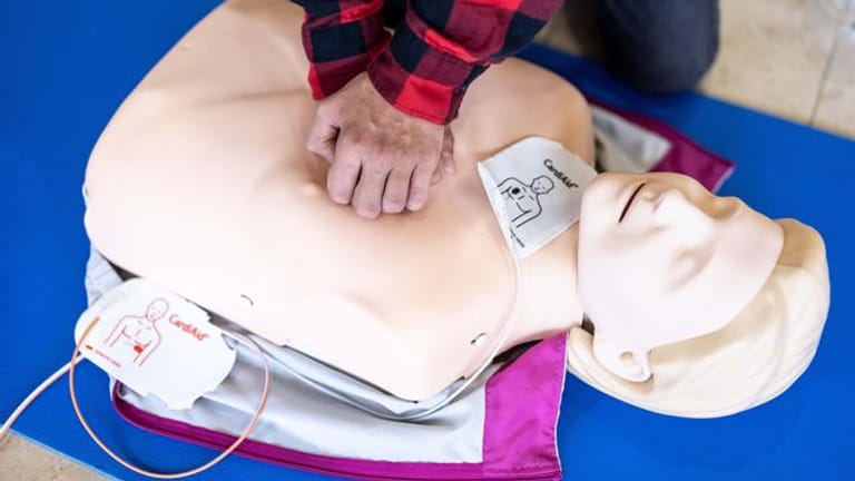 Übungspuppe im Erste-Hilfe-Kurs: Zur Wiederbelebung wird neben der Herzdruckmassage auch die Mund-zu-Mund-Beatmung gelehrt.
