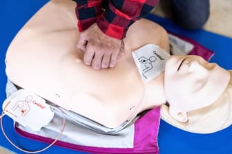 Übungspuppe im Erste-Hilfe-Kurs: Zur Wiederbelebung wird neben der Herzdruckmassage auch die Mund-zu-Mund-Beatmung gelehrt.