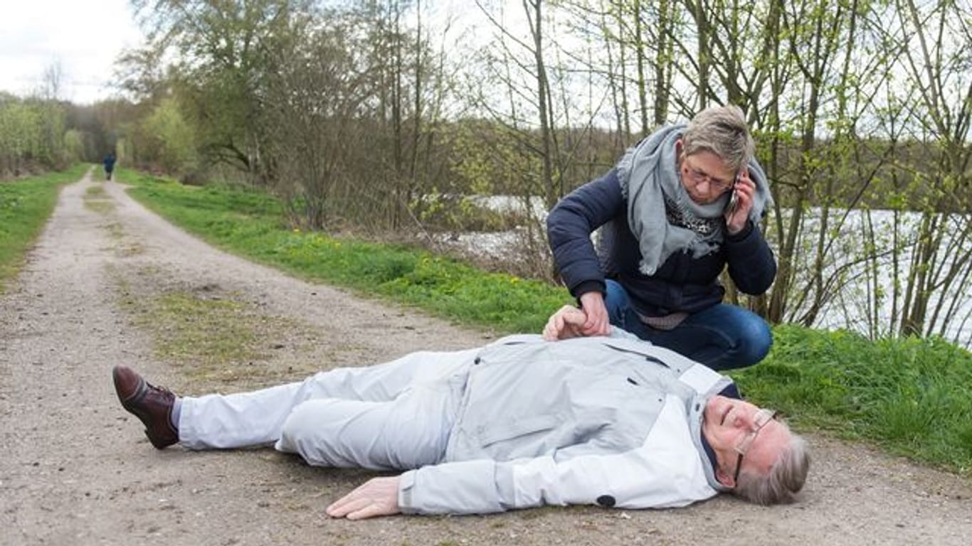 In Notfällen kann einen die Rettungsleitstelle übers Telefon bei der Reanimation anleiten.