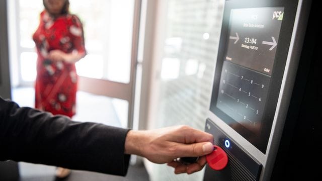 Ist ein Arbeitstag nach Stechuhr noch zeitgemäß? Hier gilt es zwischen Faktoren wie Gesundheitsschutz und Vertrauen zu den Mitarbeitern abzuwägen.