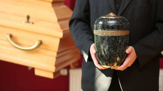 Wie ein Verstorbener bestattet werden soll, entscheiden nicht unbedingt die Erben, sondern in der Regel die nächsten Angehörigen. Wie ein Verstorbener bestattet werden soll, entscheiden nicht unbedingt die Erben, sondern in der Regel die nächsten Angehörigen.