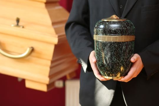 Wie ein Verstorbener bestattet werden soll, entscheiden nicht unbedingt die Erben, sondern in der Regel die nächsten Angehörigen.