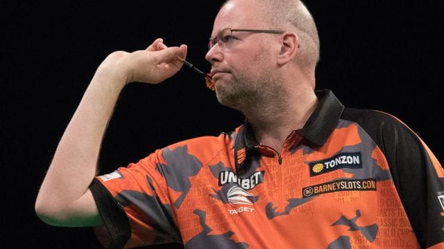 Dartsprofi Raymond van Barneveld trifft in der ersten WM-Runde auf den Philippiner Lourence Ilagan. Dartsprofi Raymond van Barneveld trifft in der ersten WM-Runde auf den Philippiner Lourence Ilagan.