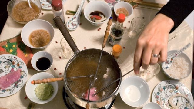 Fondue: Beim Umgang mit rohem Fleisch sollte besonders auf Hygiene geachtet werden.