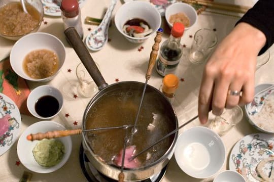 Fondue: Beim Umgang mit rohem Fleisch sollte besonders auf Hygiene geachtet werden.