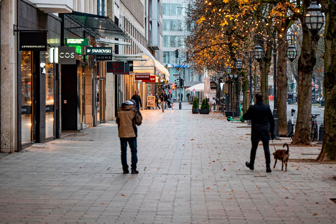 Leere Einkaufsstraße in Düsseldorf: Die Zuspitzung der Corona-Lage in Deutschland trüben das Weihnachtsgeschäft.