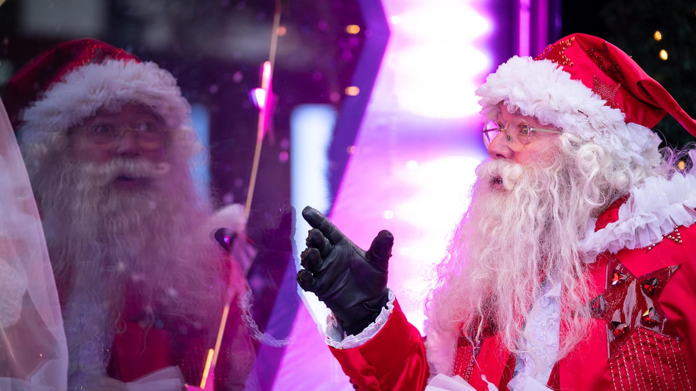 Santa in London: Teilweise werden für Weihnachtsmänner Tageslöhne von bis zu 800 Pfund (rund 936 Euro) geboten.
