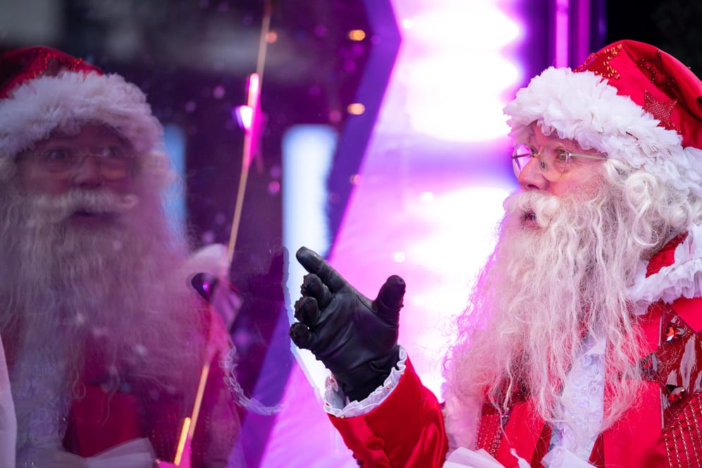 Santa in London: Teilweise werden für Weihnachtsmänner Tageslöhne von bis zu 800 Pfund (rund 936 Euro) geboten.