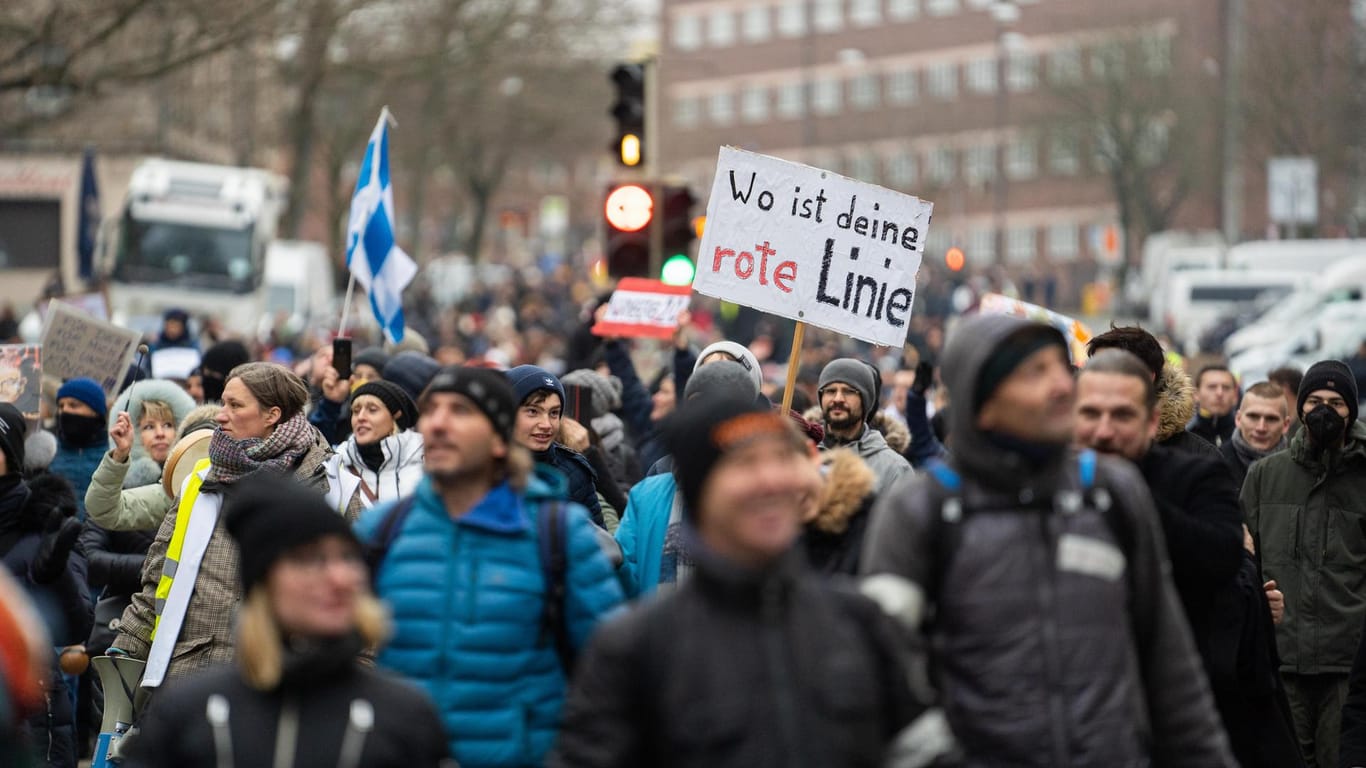 Demonstranten ziehen mit Bannern wie "Wo ist deine rote Linie?" durch die Nürnberger Südstadt: Rund 12.000 Menschen hatten hier gegen die Corona-Politik demonstriert.