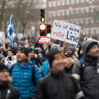 Demonstranten ziehen mit Bannern wie "Wo ist deine rote Linie?" durch die Nürnberger Südstadt: Rund 12.000 Menschen hatten hier gegen die Corona-Politik demonstriert.