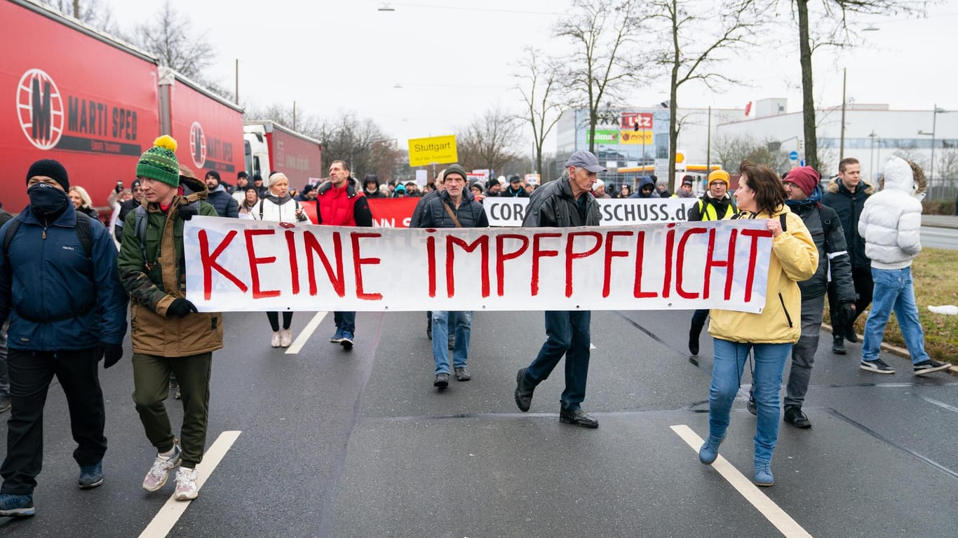 "Keine Impfpflicht" fordern Protestierende in Nürnberg: Die Demonstrationen verliefen weitgehend friedlich.