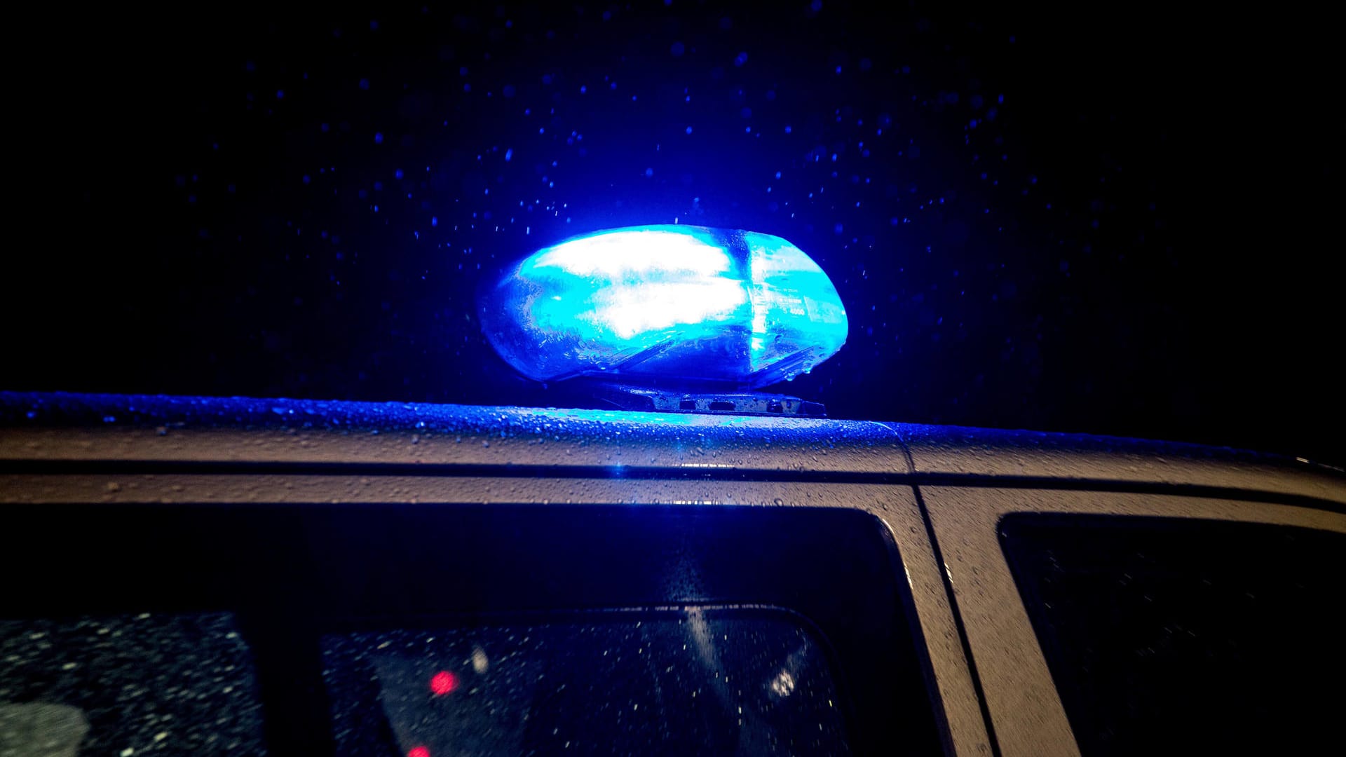 Blaulicht leuchtet nachts auf dem Dach eines Polizeiwagens (Symbolbild): Gegen den Mann lag ein offener Vollstreckungsbefehl vor. Blaulicht leuchtet nachts auf dem Dach eines Polizeiwagens (Symbolbild): Gegen den Mann lag ein offener Vollstreckungsbefehl vor.