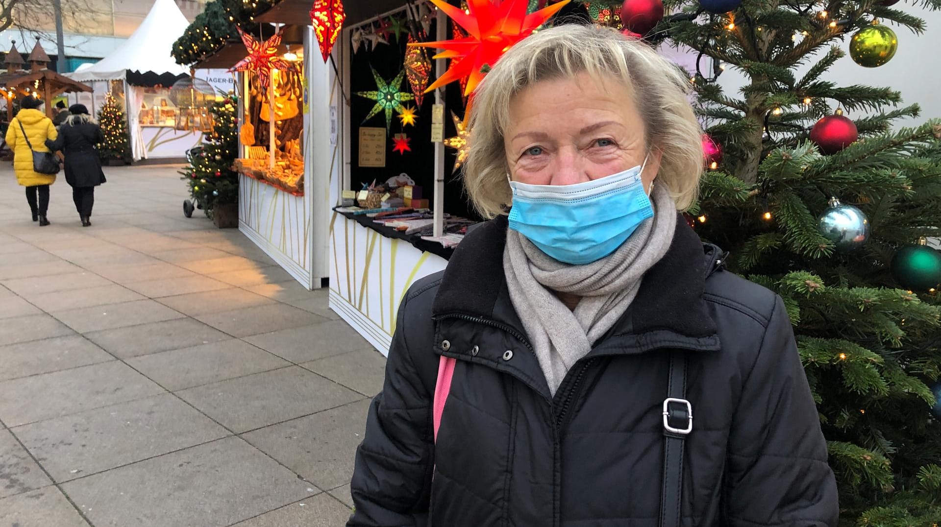 Elke Bäcker, 65, zu Besuch auf dem Weihnachtsmarkt am Alexanderplatz: Corona hat ihre Reisepläne durchkreuzt. Sie wünscht sich, dass das 2022 nicht passiert.