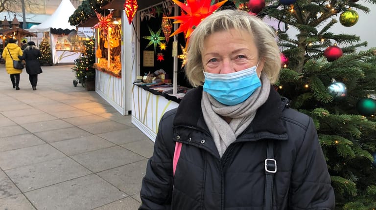 Elke Bäcker, 65, zu Besuch auf dem Weihnachtsmarkt am Alexanderplatz: Corona hat ihre Reisepläne durchkreuzt. Sie wünscht sich, dass das 2022 nicht passiert.