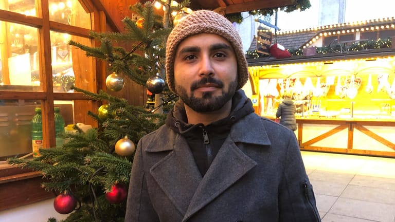 Zehir auf dem Weihnachtsmarkt am Alexanderplatz: Für den 33-Jährigen lief das Jahr 2021 sehr gut – nur die Corona-Pandemie stört ihn.
