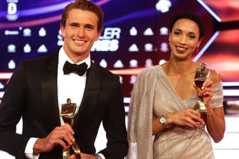 Alexander Zverev (l.) und Malaika Mihambo mit ihren Preisen: Beide erlebten ein tolles Sportjahr 2021.