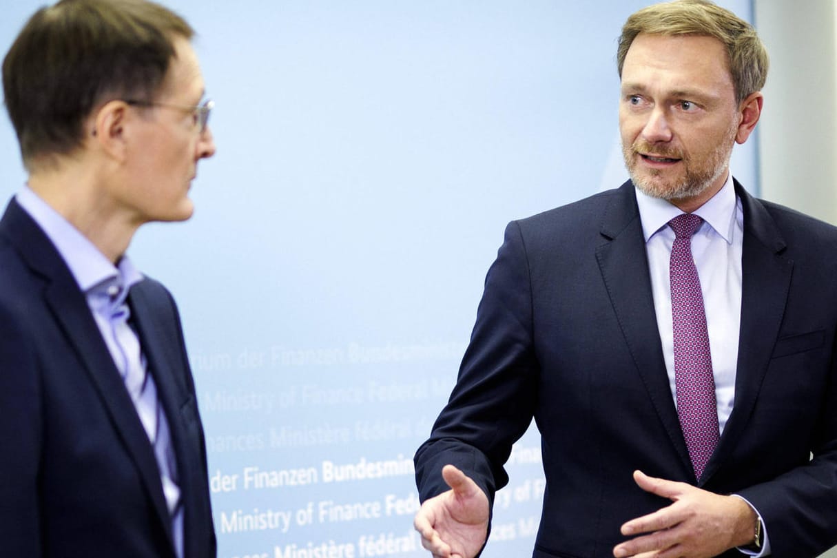 Bundesfinanzminister Christian Lindner (r.) mit Gesundheitsminister Karl Lauterbach: Das Geld zur Bewerbung von Booster-Impfung und Kinderimpfung ist freigegeben.